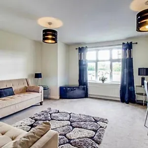 The Wickets - 2 Bedroom Overlooking Cricket Club Apartment Marton-in-Cleveland